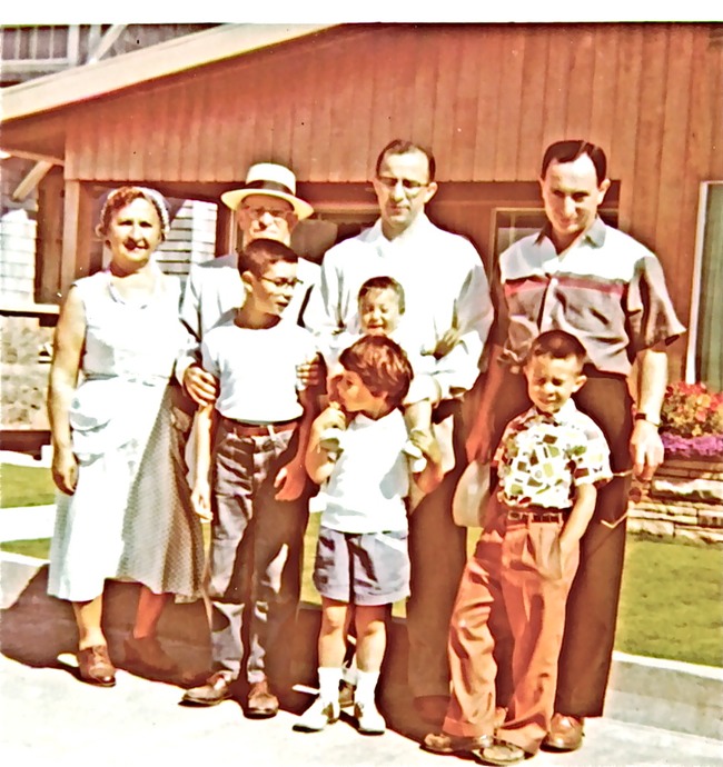 1957 THE KUNIS FAMILY IN SEASIDE OR.