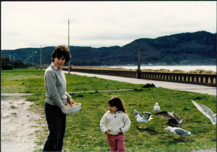 1985 EILEEN AND RACHAEL FEEDING THE BIRD