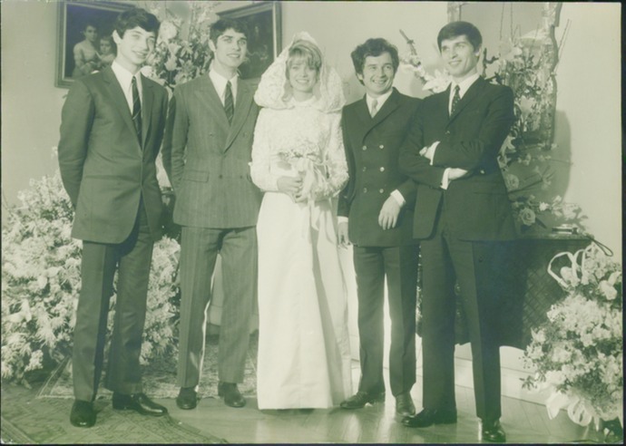 1975 JACKIE AND JEAN PIEER WIYH HER BROTHERS AT HER WEDDIMG IN PARIS