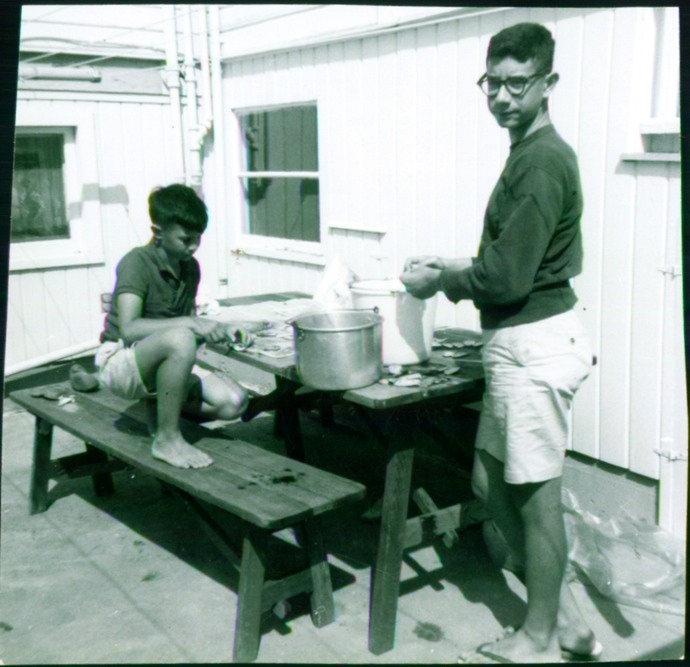 1958BOB - DAVID CLEANING CLAMS