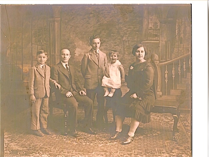 1927 KUNIS FAMILY IN TRENTON,NJ