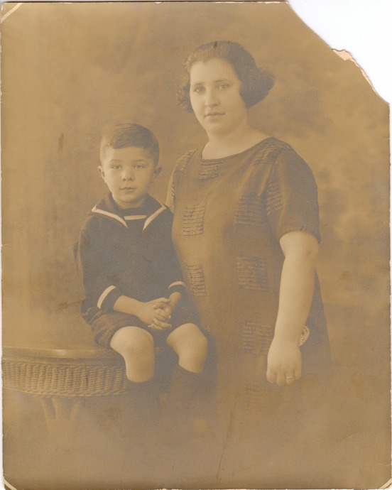 1923 MANNY AT AGE 5 WITH HIS MOTHER